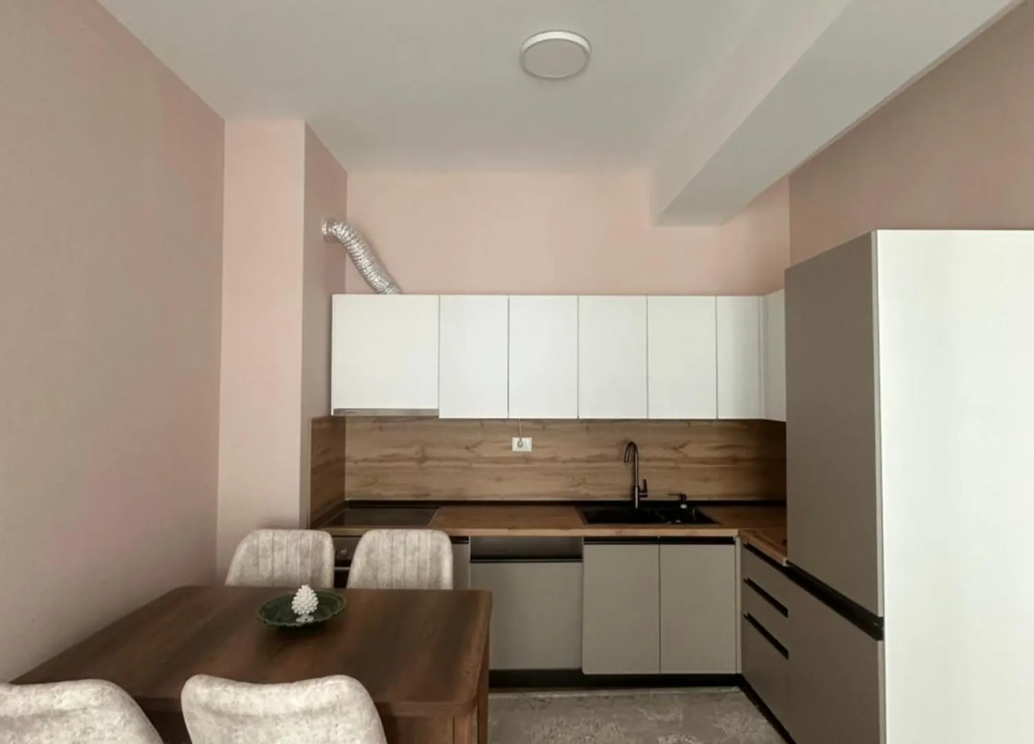 Rebus Apartment Tirana 0*,  Albania