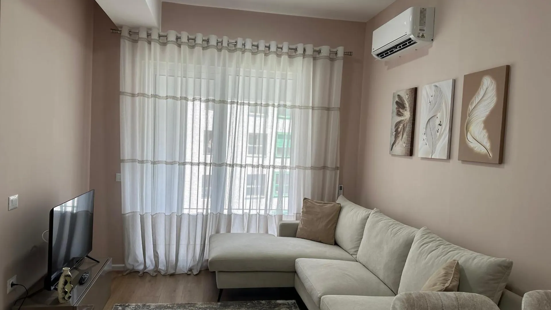 Rebus Apartment Tirana 0*,  Albania